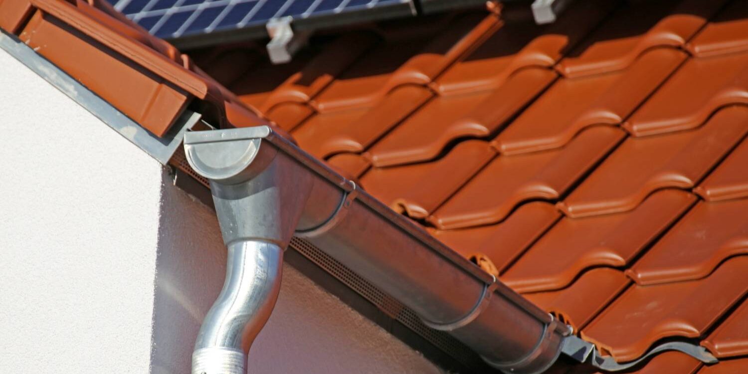 ZINGUERIE2 1500X750 | NB Toitures 5 signes qu’il est temps de rénover votre zinguerie pour éviter les infiltrations d’eau Guebwiller